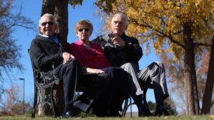 Evergreen Senior Living | Residents sitting outdoors